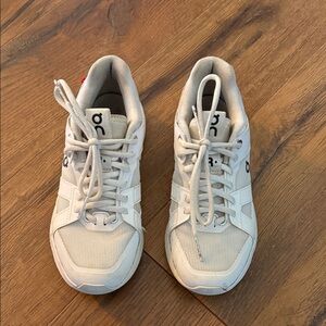 On Women's Rodger Tennis shoe Size 7